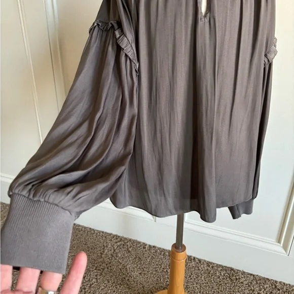 Gray top - Picture 3 of 4